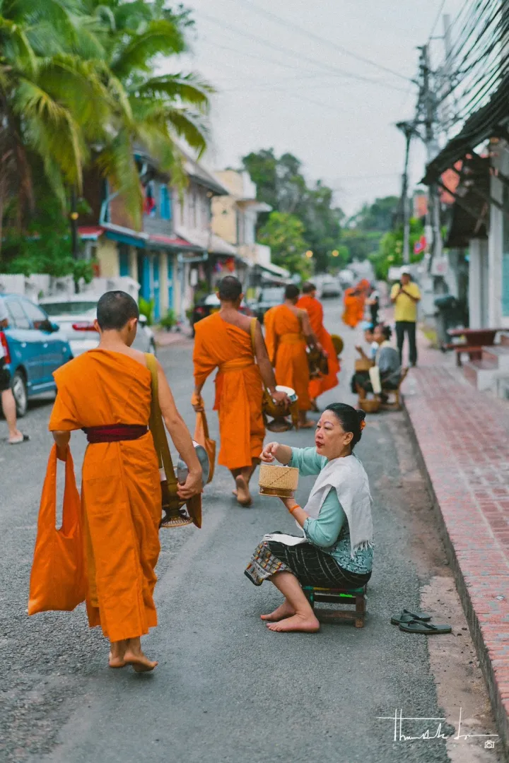 พระสงฆ์บิณฑบาตยามเช้า หลวงพระบาง