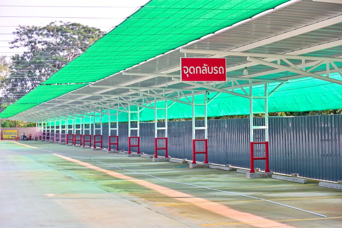 ช่องจอดรถกว้าง รองรับประมาณ 200 คัน