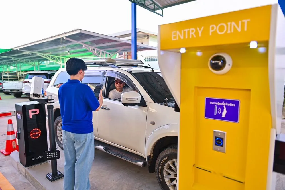 ทางเข้าลานจอด XL จุดรับบัตรจอดรถ Entry Point